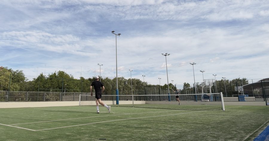 Nacho jugando al tenis con su círculo